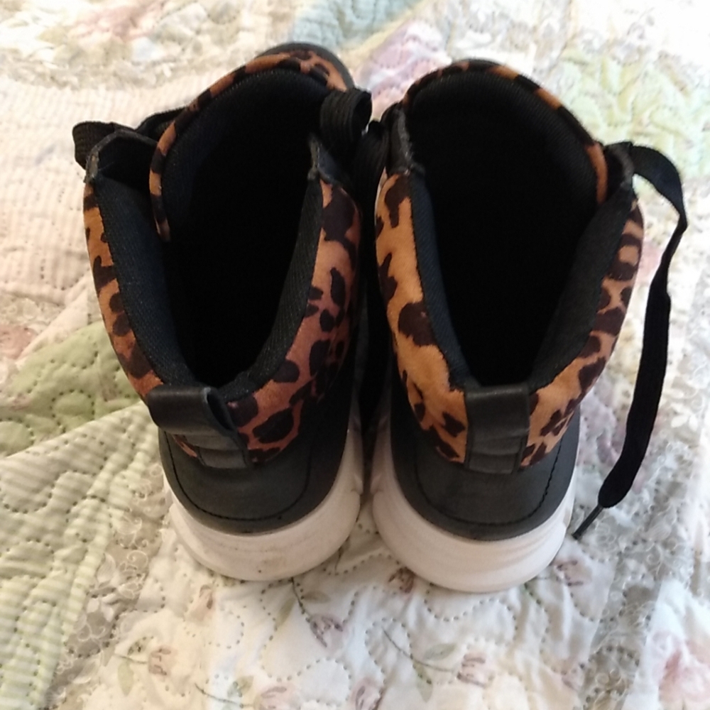 Shoe Dazzle Black & Brown Leopard Lace Me Up High-Top Sneakers Women’s 8.5